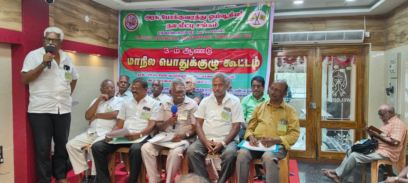 தலைவர் உரையாற்றுகிறார்